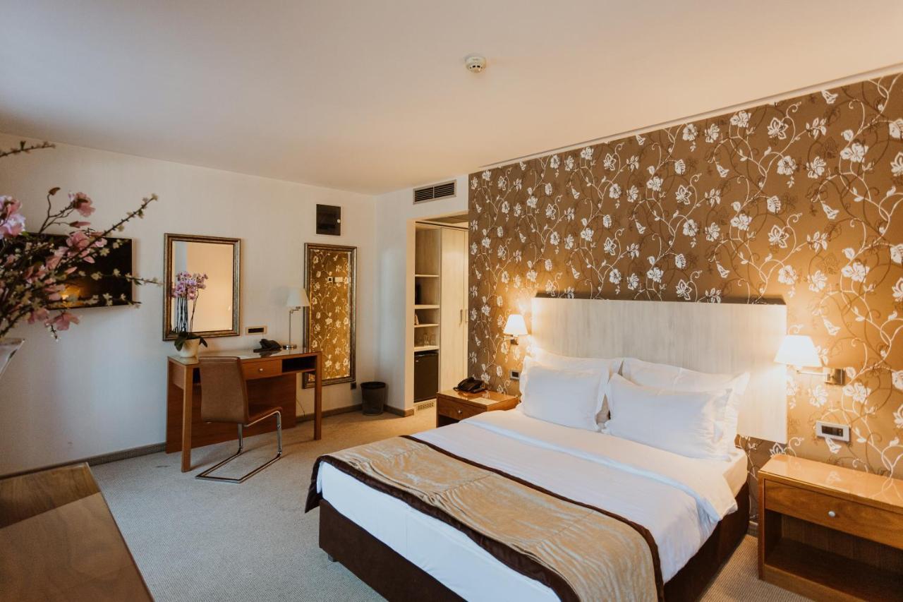 Hotel 1000 Ruza Beograd Ngoại thất bức ảnh