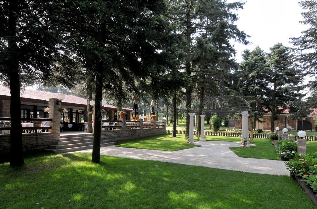 Hotel 1000 Ruza Beograd Ngoại thất bức ảnh