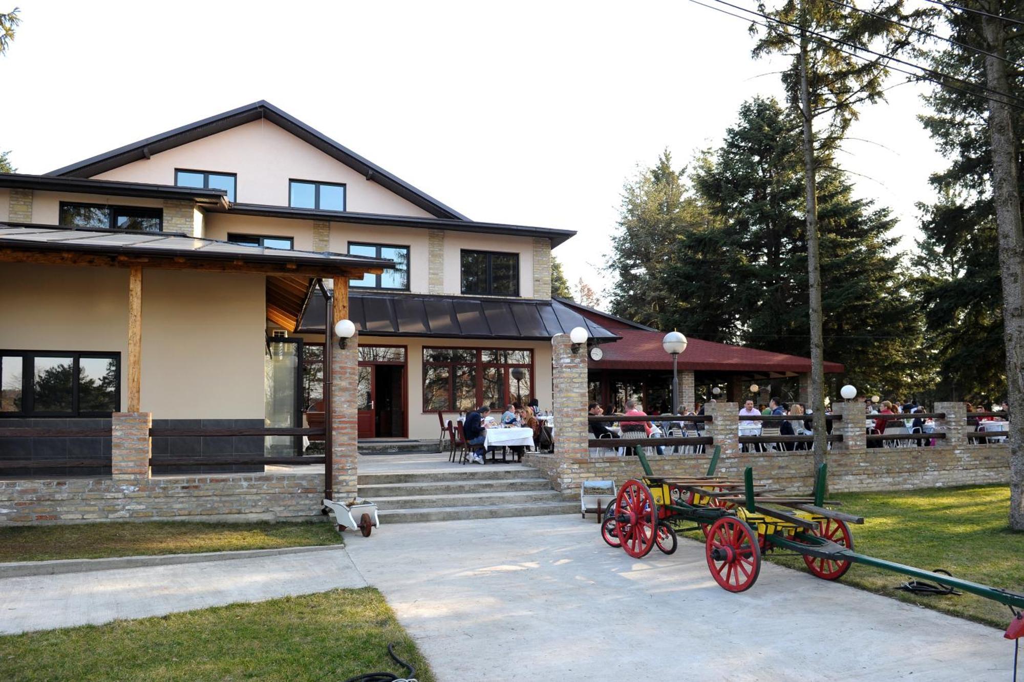Hotel 1000 Ruza Beograd Ngoại thất bức ảnh