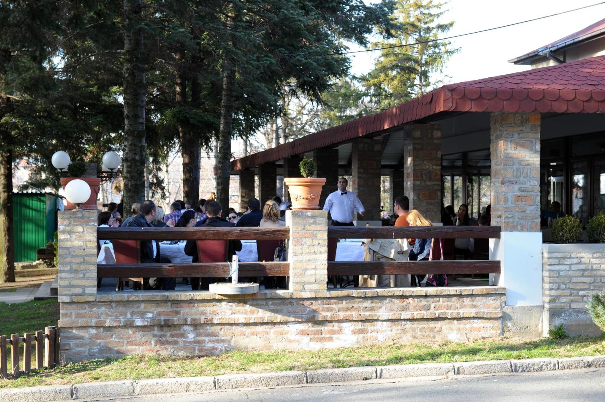 Hotel 1000 Ruza Beograd Ngoại thất bức ảnh