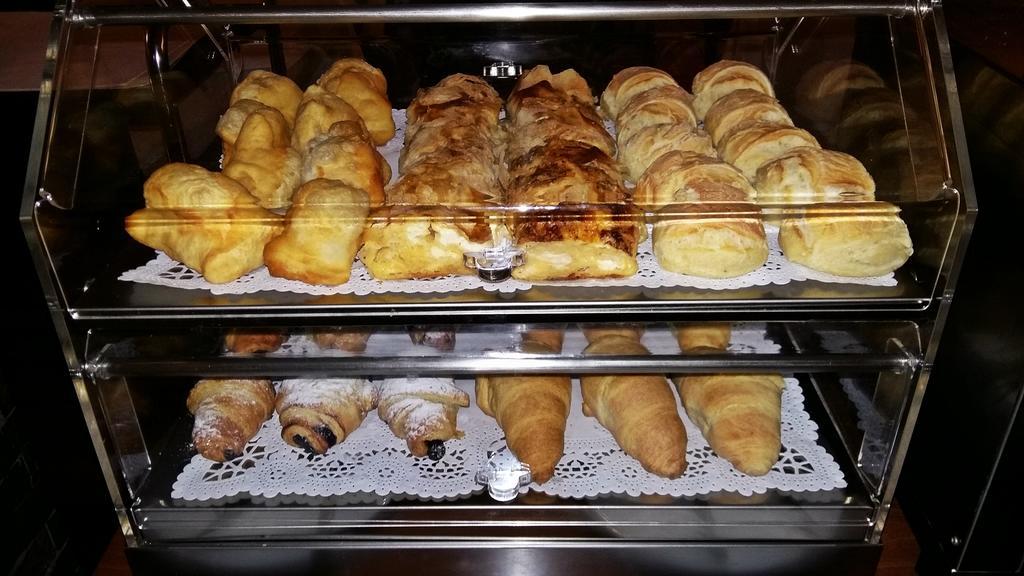 Hotel 1000 Ruza Beograd Ngoại thất bức ảnh